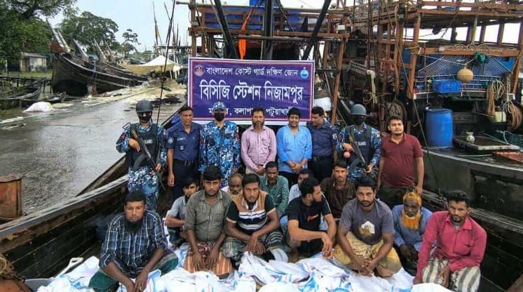 পটুয়াখালীতে কোস্টগার্ড ও মৎস্য অধিদপ্তরের যৌথ অভিযানে ১২ জেলে আটক