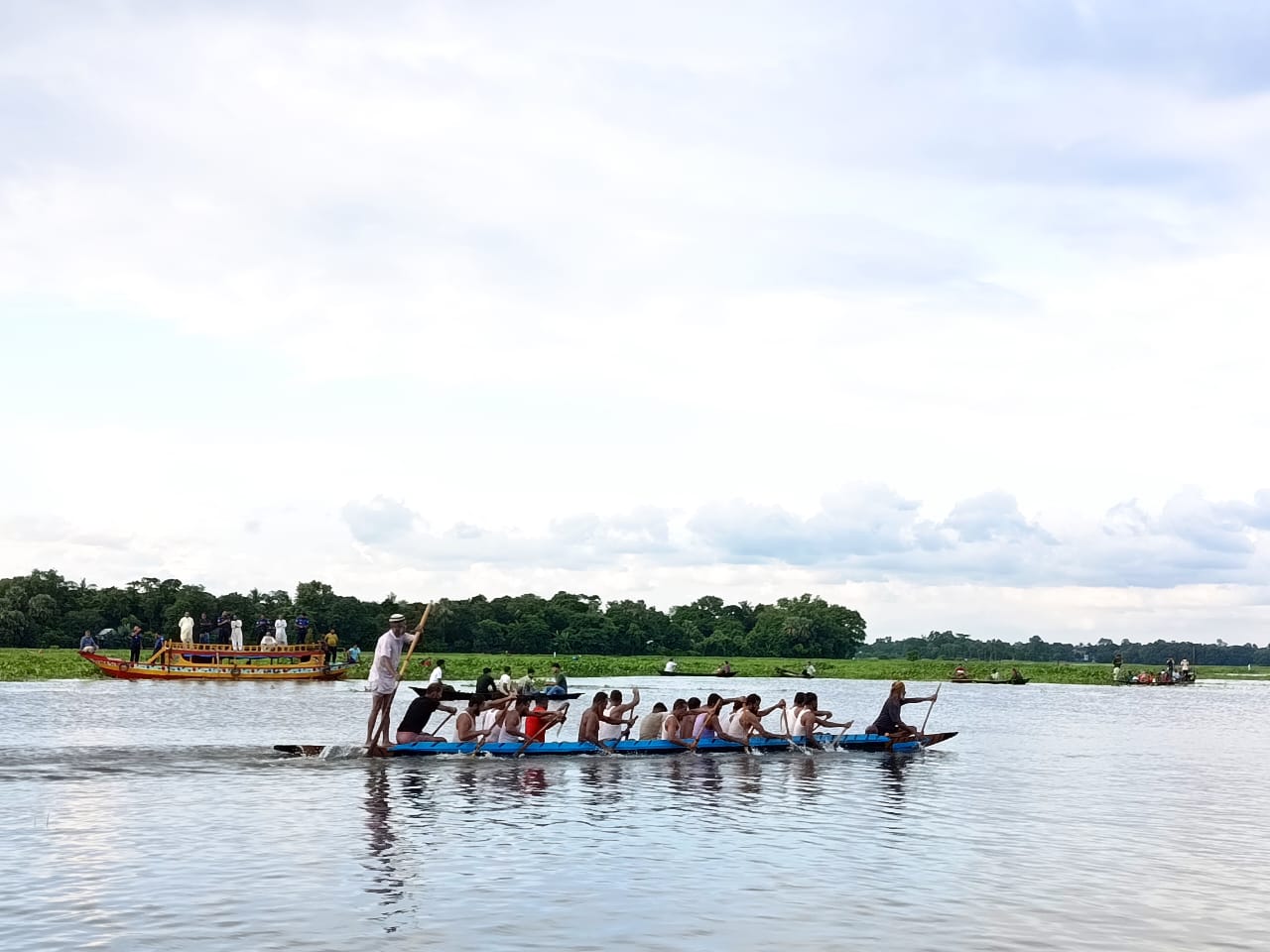 গাজীপুরের ঐতিহ্যবাহী নৌকা বাইচ প্রতিযোগিতা