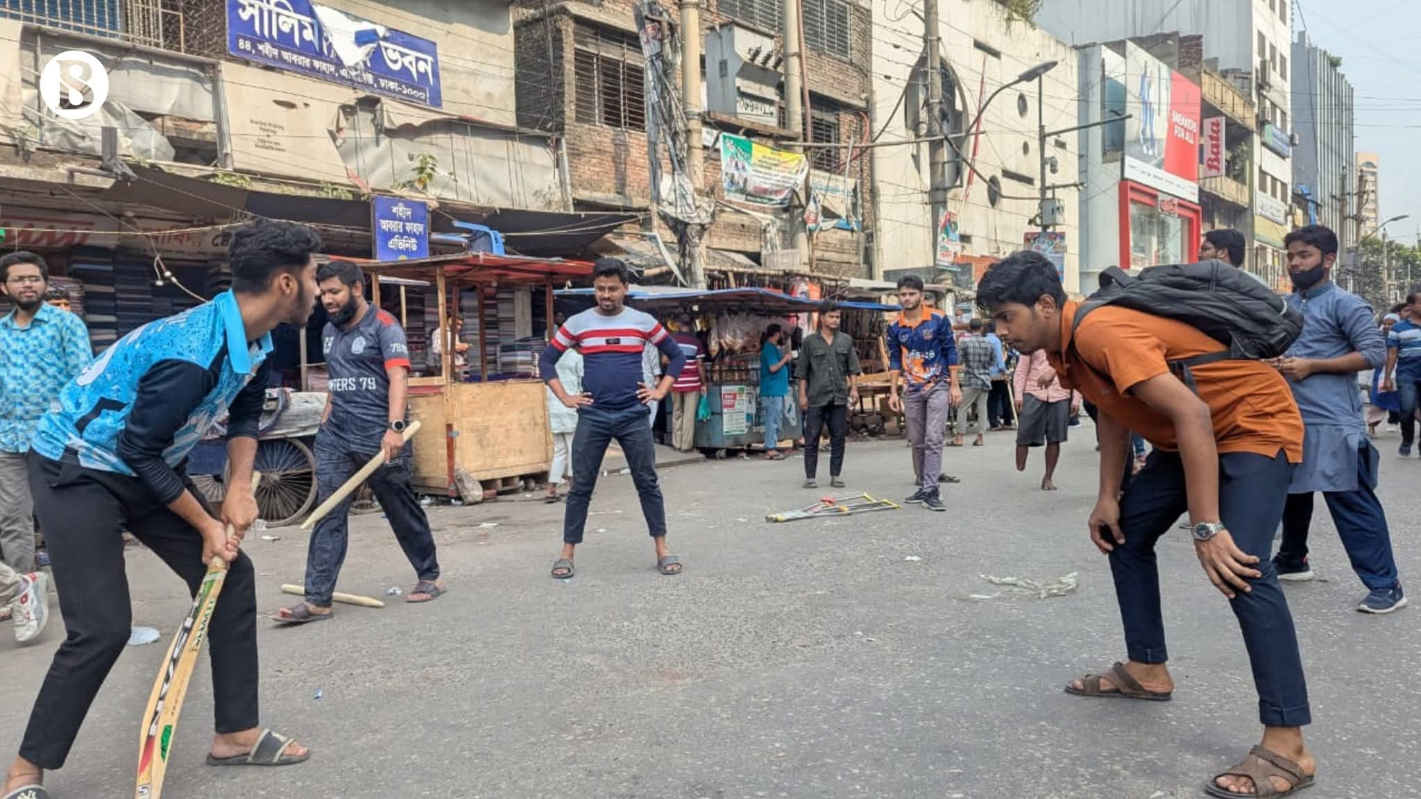 আওয়ামীলীগের কেন্দ্রীয় অফিসের সামনে ক্রিকেট ব্যাট হাতে শিবির কর্মীরা