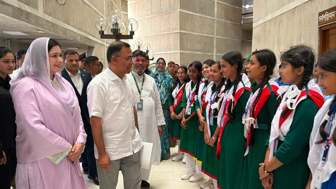 দেশের কল্যাণে কাজ করার আহ্বান প্রধানমন্ত্রীর, সংসদে শিক্ষার্থীদের সঙ্গে মতবিনিময়