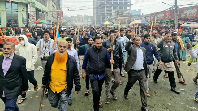 চাঁদাবাজির প্রতিবাদে কারওয়ান বাজারে ব্যবসায়ীদের মানববন্ধনে হামলা