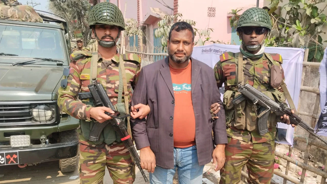ভোটকেন্দ্রের বাইরে টাকা বিতরণের অভিযোগে বিএনপি নেতা আটক