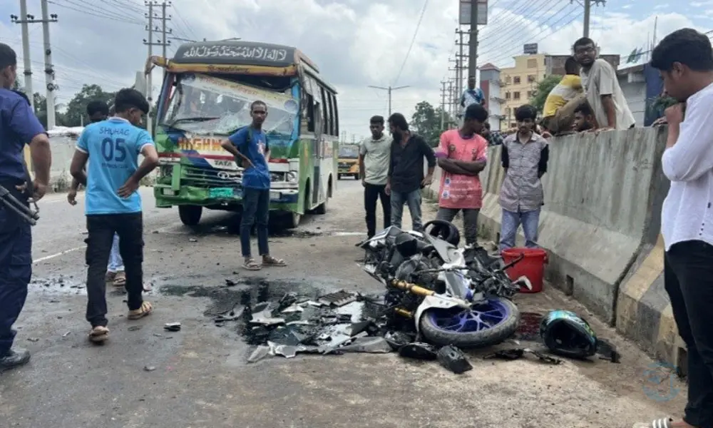 ধামরাইয়ে বাসের ধাক্কায় দুই মোটরসাইকেলের তিন আরোহী নিহত