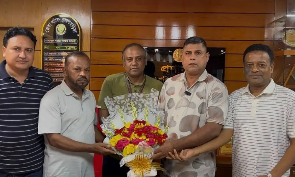 ট্রেনের ময়লার ঝুড়িতে পাওয়া স্বর্ণ ও টাকা মালিককে ফিরিয়ে দিয়ে সম্মাননা পেলেন স্টুয়ার্ড