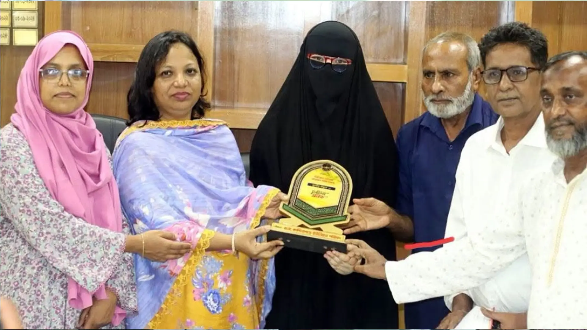 আট মাসে নিজ হাতে সম্পূর্ণ ৩০ পারার কুরআন লিখে নজির গড়লেন লাকসামের শিক্ষার্থী