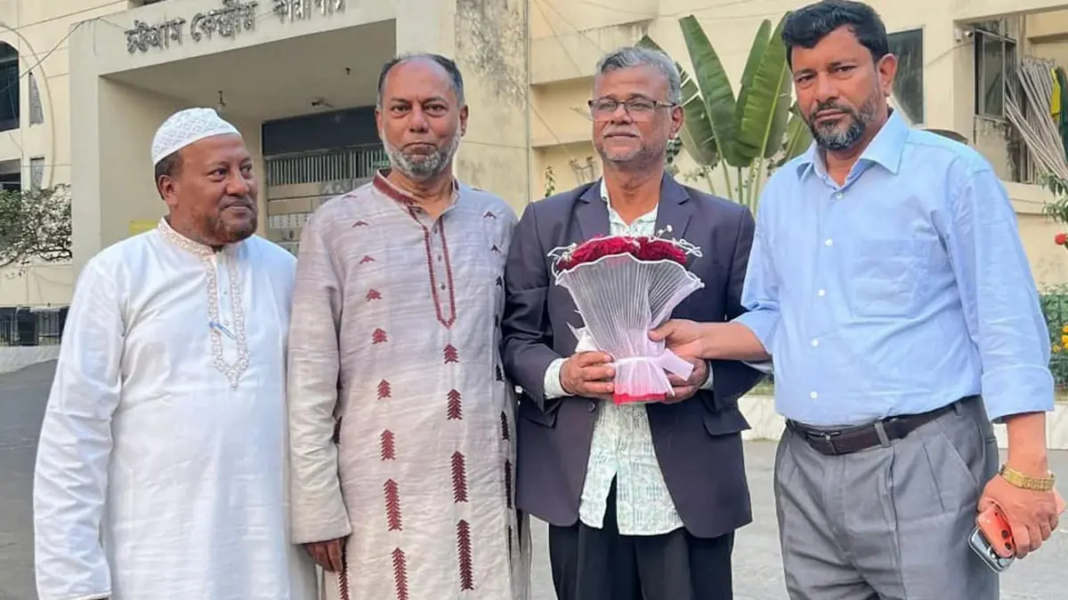 কারামুক্ত আ.লীগ নেতাকে ফুল দিয়ে শুভেচ্ছা জানালেন বিএনপি নেতা
