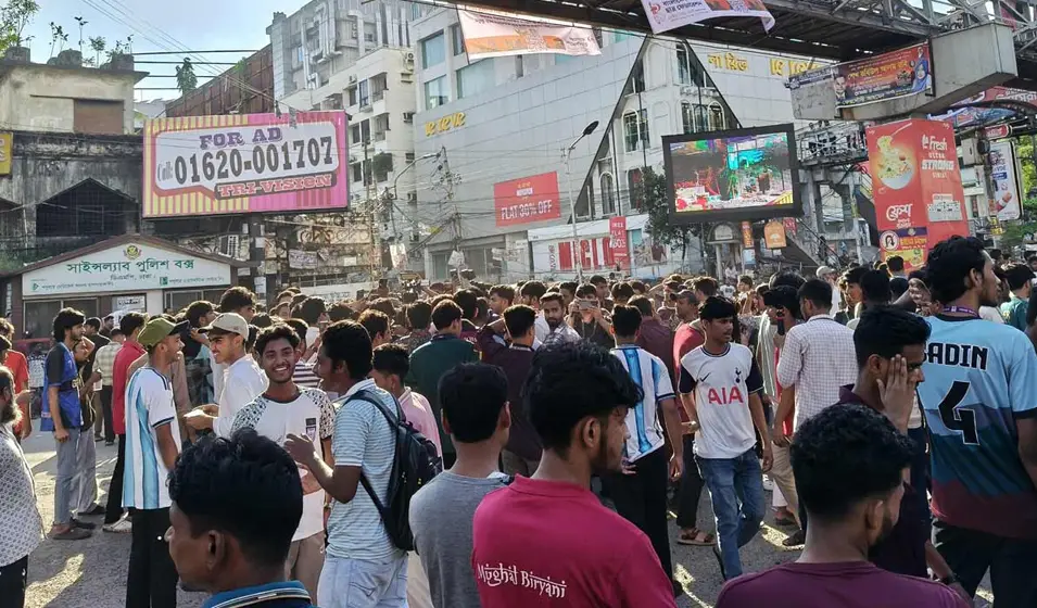 শিক্ষামন্ত্রীর পদত্যাগে সন্ধ্যা ৬টা পর্যন্ত আল্টিমেটাম, সংসদের অভিমুখে শিক্ষার্থীদের পদযাত্রা