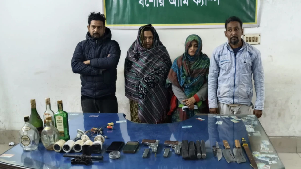 যশোরে যুবলীগ ক্যাডারের বাড়িতে অভিযান, আগ্নেয়াস্ত্রসহ আটক ৪