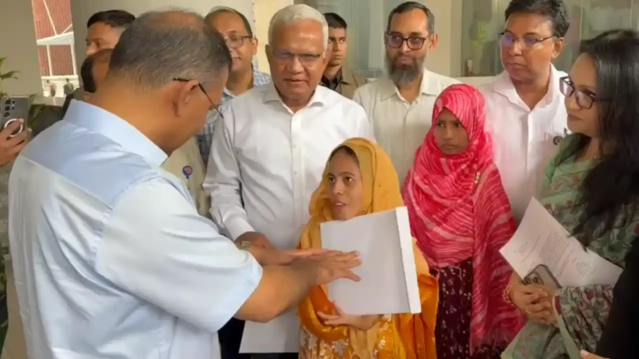 তিন প্রতিবন্ধী ব্যক্তির হাতে নিয়োগপত্র তুলে দিলেন প্রধানমন্ত্রী তারেক রহমান