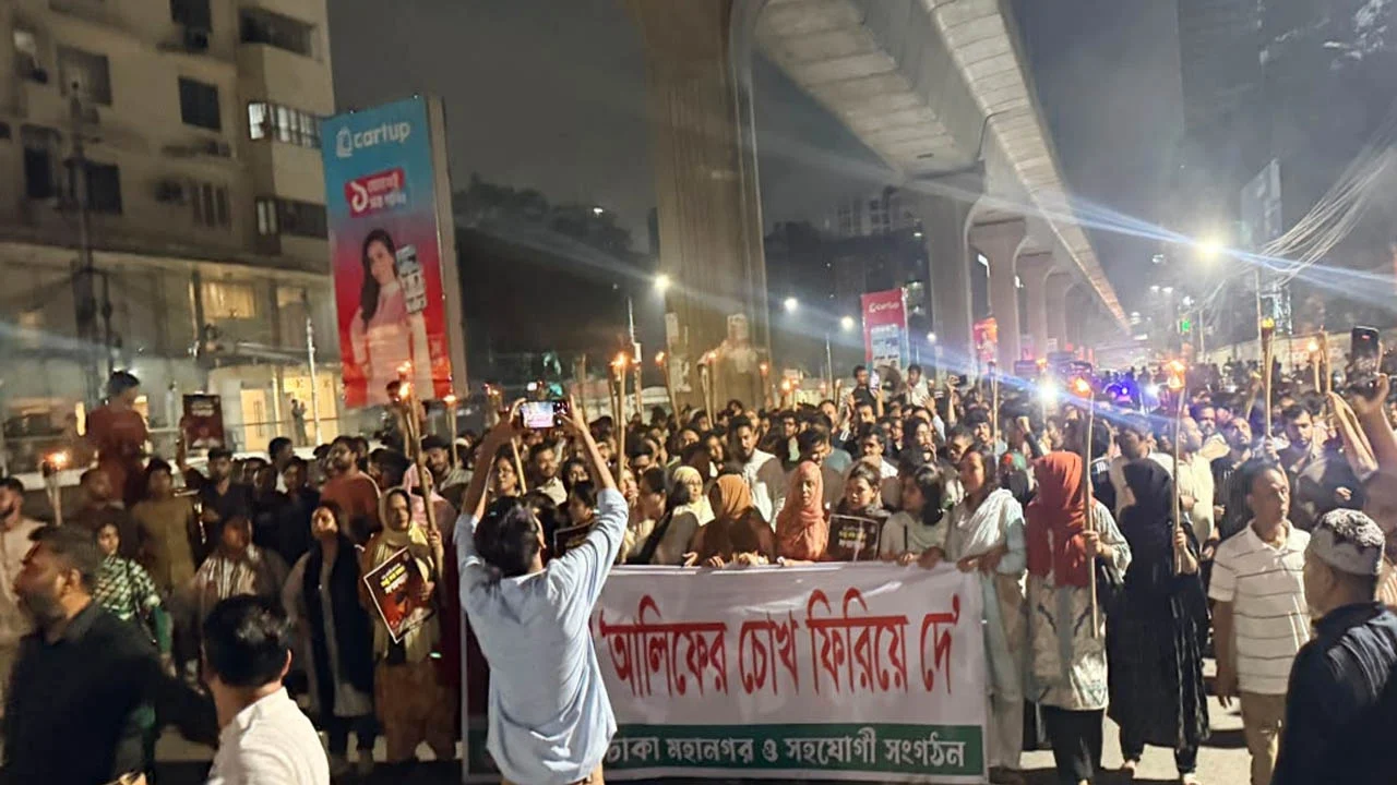 আলিফ চৌধুরীর ওপর হামলার প্রতিবাদে রাজধানীতে এনসিপির মশাল মিছিল