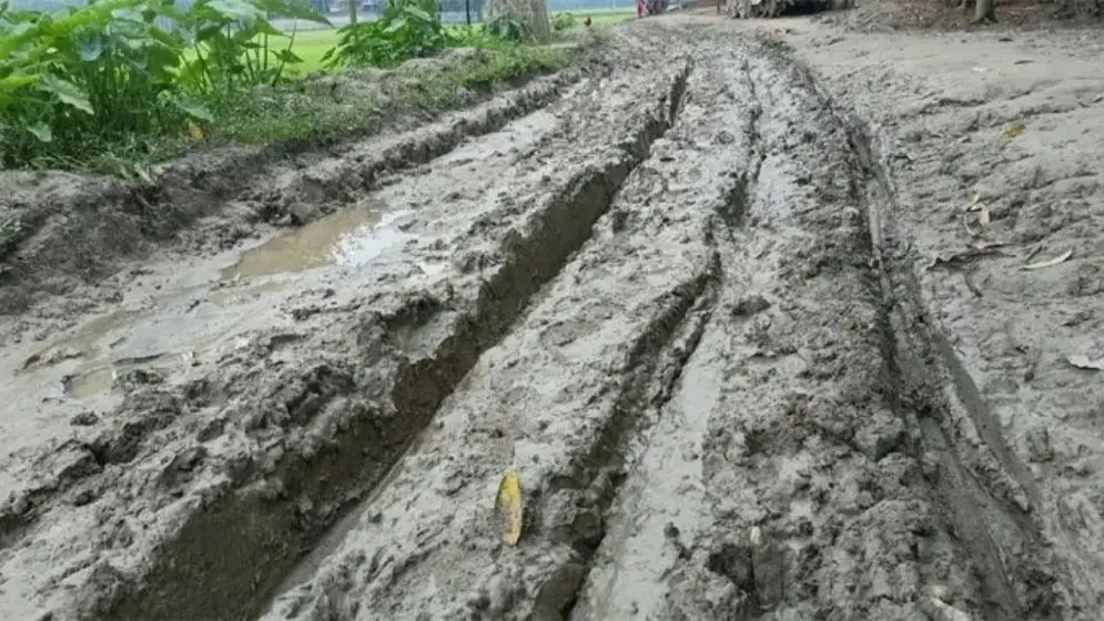 এমপিকে দিয়ে উদ্বোধন পরে সড়কের ইট বিক্রি