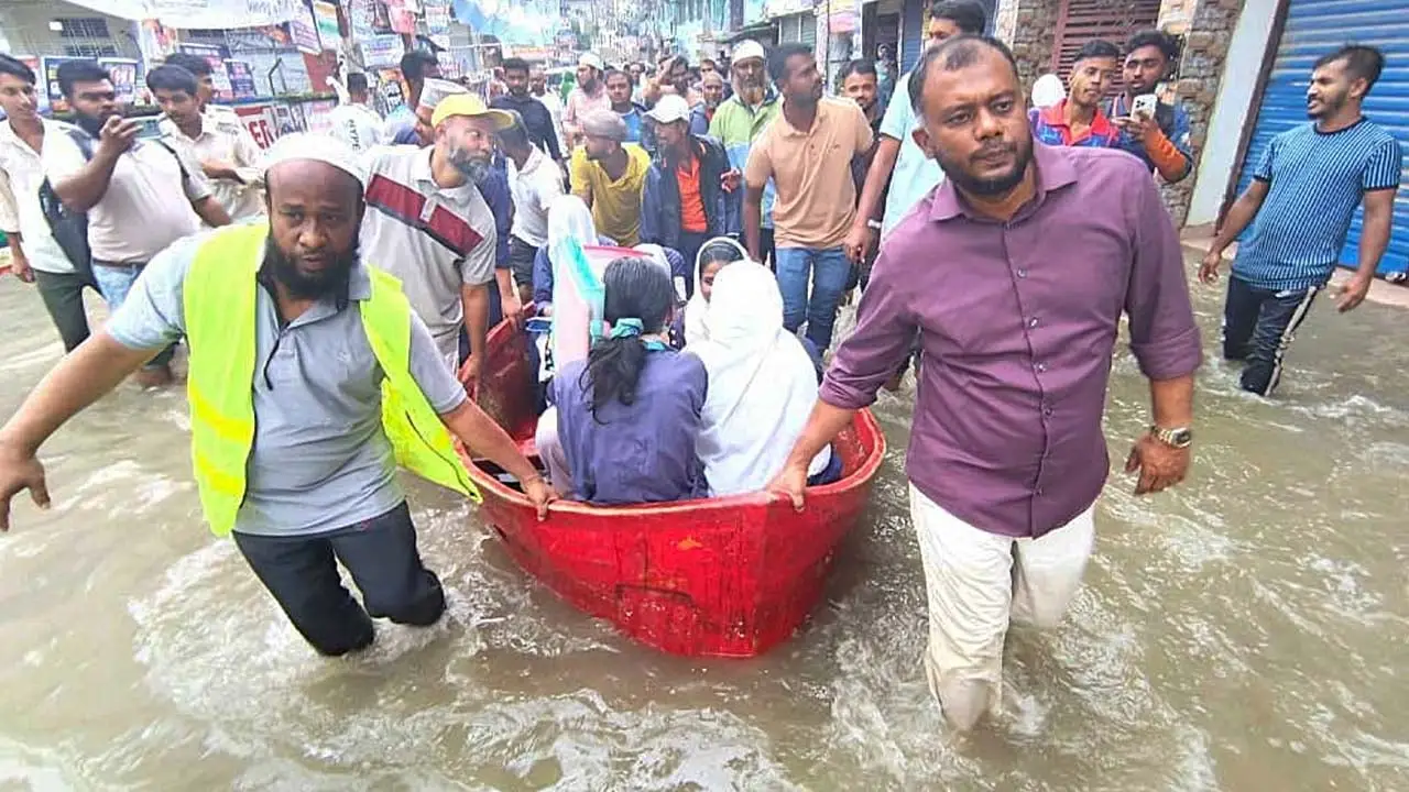 বৈরী আবহাওয়ায় পরীক্ষা দিতে না পারাদের বিশেষ সুযোগ, ভুল প্রশ্নে পূর্ণ নম্বরের ঘোষণা শিক্ষামন্ত্রীর