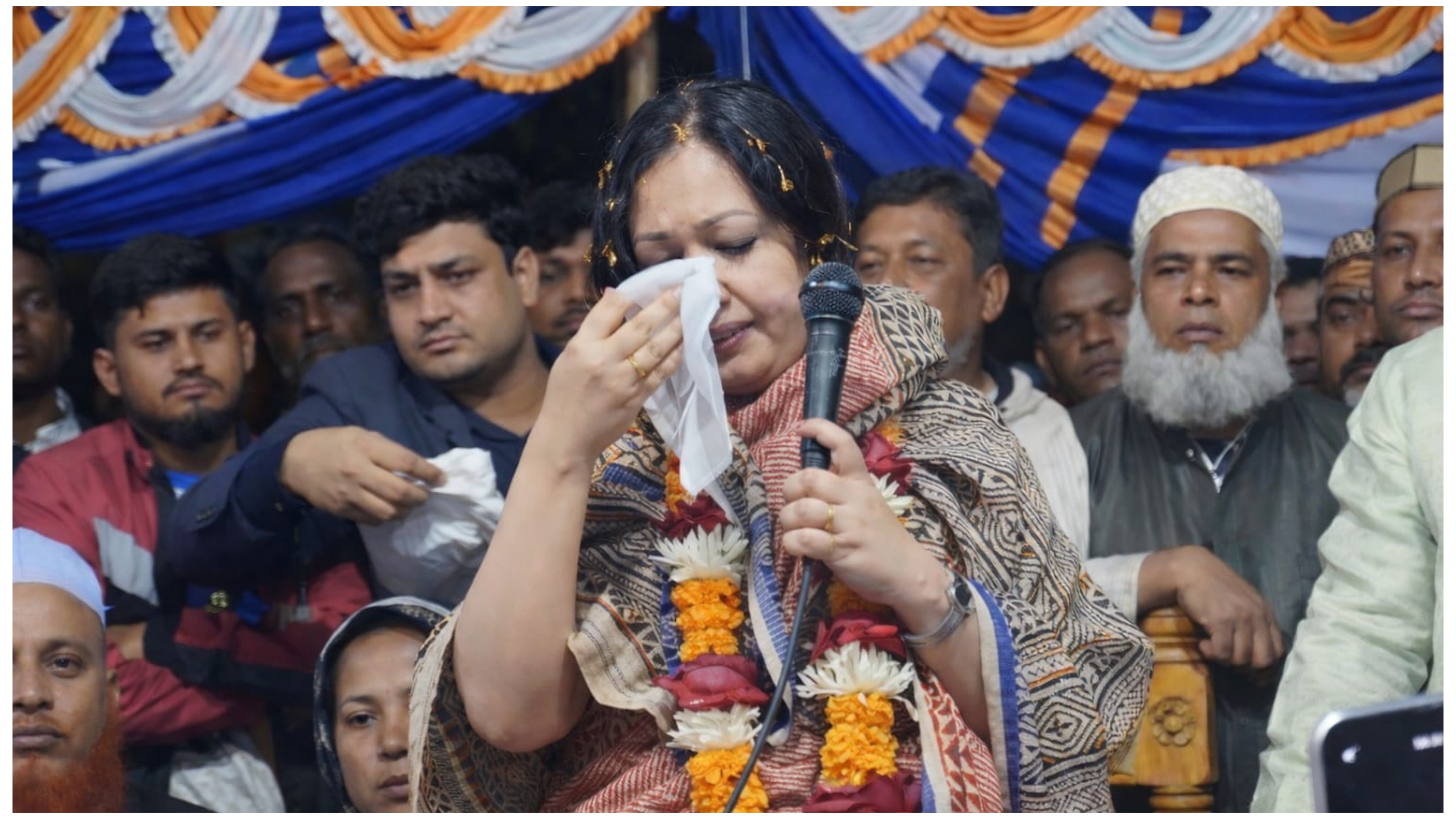 কর্মী-সমর্থকদের ভালোবাসায় কান্নায় ভেঙে পড়লেন রুমিন ফারহানা