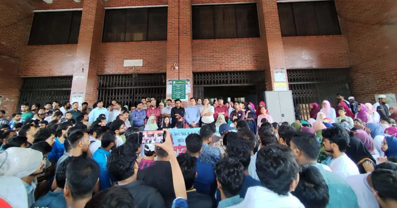 আন্দোলনরত শিক্ষার্থীদের ক্লাসে ফেরার আহ্বান শিক্ষামন্ত্রীর, প্রয়োজনে পুনঃপরীক্ষার আশ্বাস
