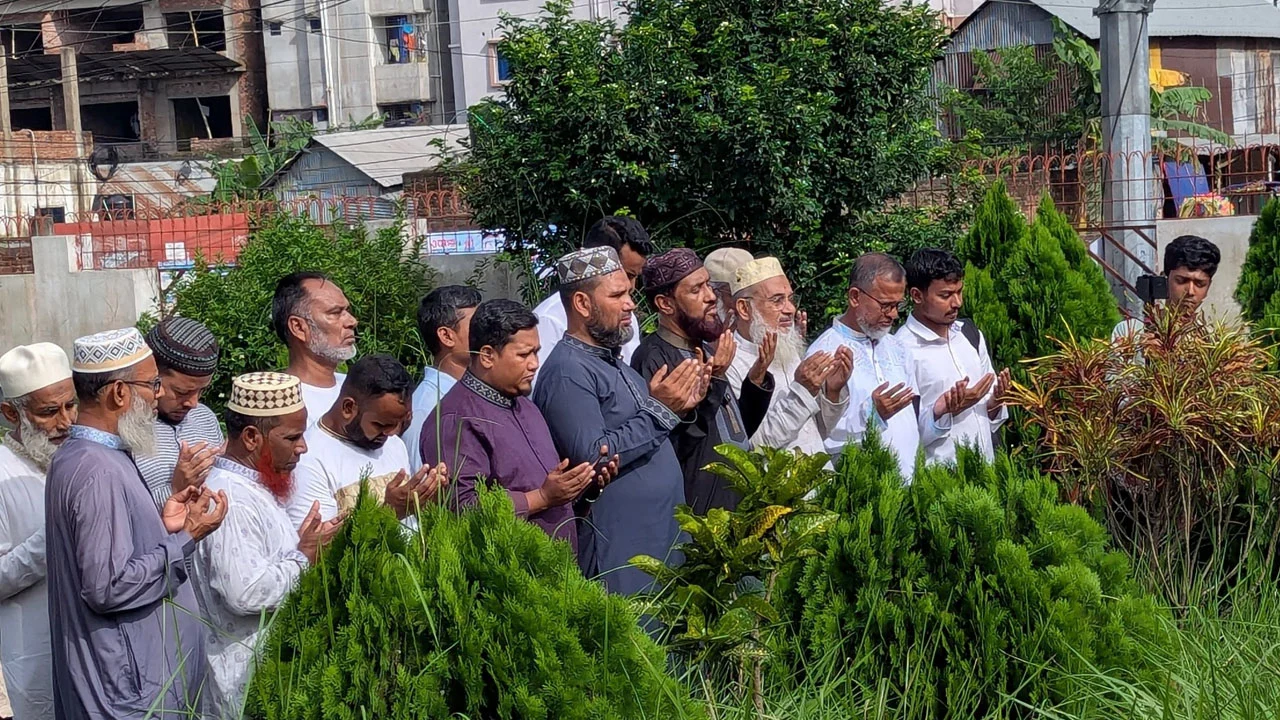 শহীদ মুগ্ধ ও শহীদ জয়ের কবর জিয়ারত করলেন জামায়াত নেতা সেলিম উদ্দিন