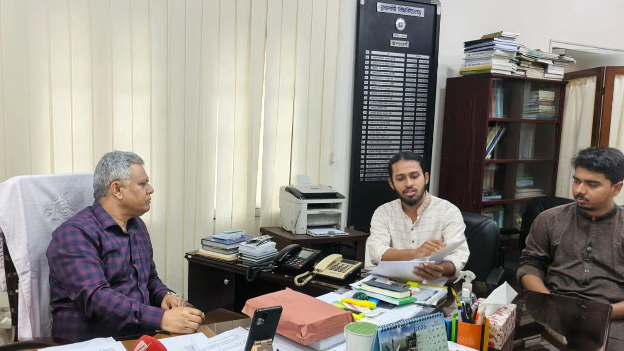 জুলাই গণ-অভ্যুত্থানে শিক্ষার্থীবিরোধী অবস্থানের অভিযোগে শিক্ষকদের তালিকা রাবি উপাচার্যের কাছে জমা