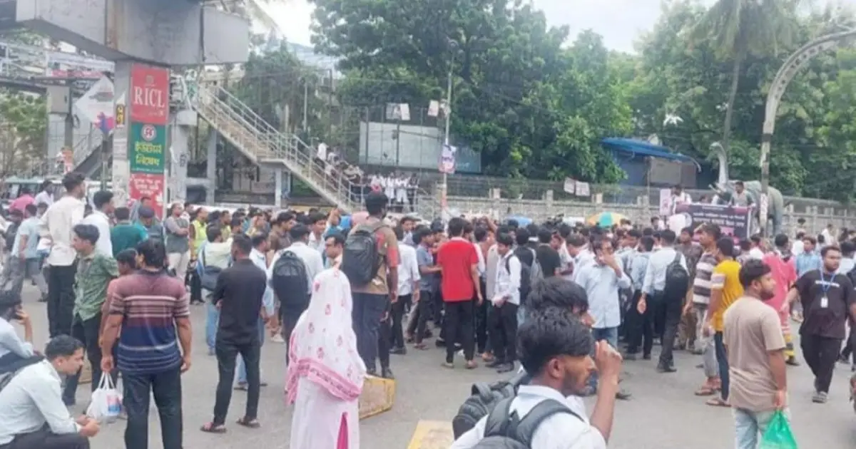 এইচএসসি পরীক্ষা নিয়ে ক্ষোভ, সাইন্সল্যাবে সড়ক অবরোধ করে শিক্ষার্থীদের বিক্ষোভ