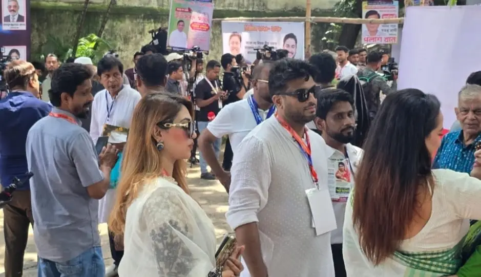 এফডিসিতে উৎসবমুখর পরিবেশে চলছে ভোটগ্রহণ: মুখোমুখি আরমান-মুক্তি ও শিবা-জয় প্যানেল