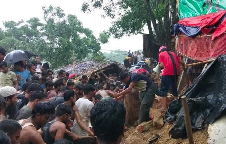কক্সবাজার কুতুপালংয়ে পাহাড়ধস: মাটির নিচে চাপা পড়ে ৭ শিক্ষার্থীর করুণ মৃত্যু