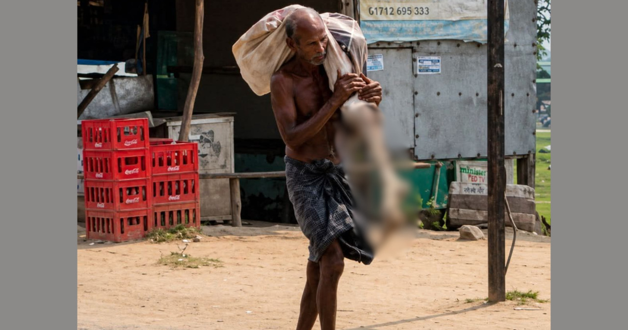 বোনকে সশরীরে ছাড়া টাকা দিতে রাজি হয়নি ব্যাংক, ক্ষোভে কঙ্কাল নিয়ে হাজির ভাই