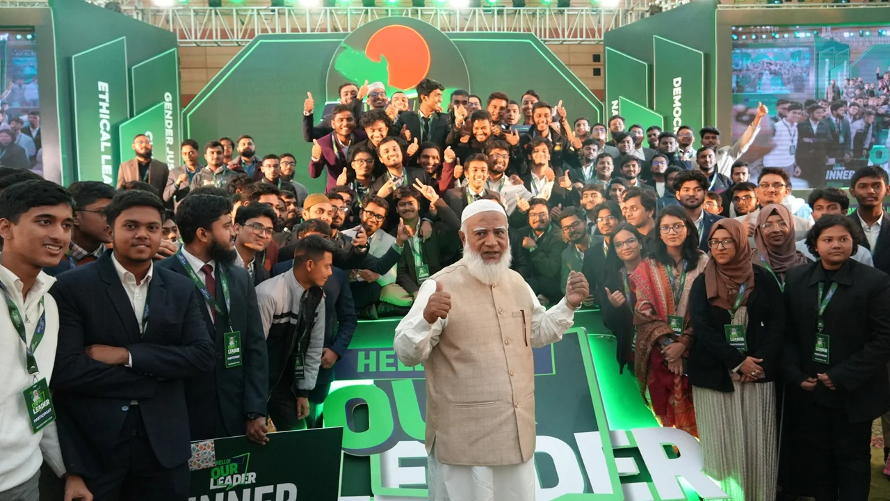 সংযত ও নম্র আচরণে আলোচনার কেন্দ্রে, সাক্ষাতে উন্মুখ দেশ-বিদেশের মহল