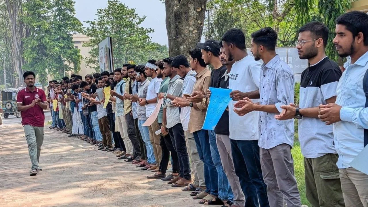 রাবিতে শিক্ষার্থীদের ওপর হামলার প্রতিবাদে বিক্ষোভ, নিরাপদ ক্যাম্পাসের দাবি
