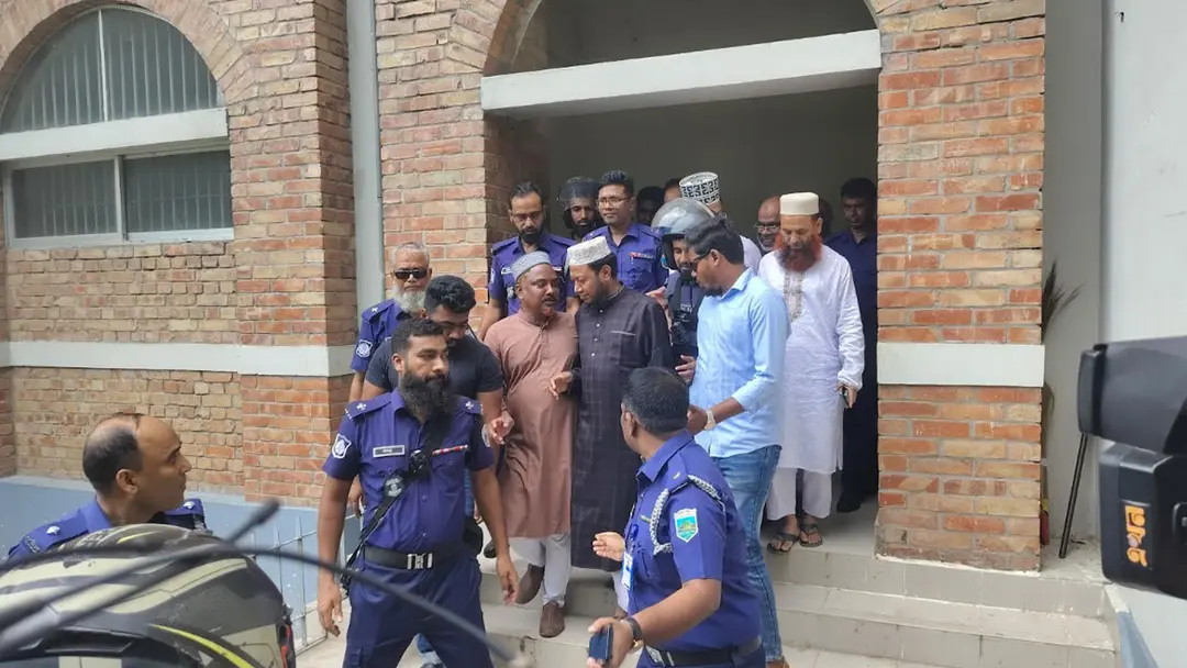 সিরাজগঞ্জের দুই মামলায় স্থায়ী জামিন পেলেন এমপি মুফতি আমির হামজা