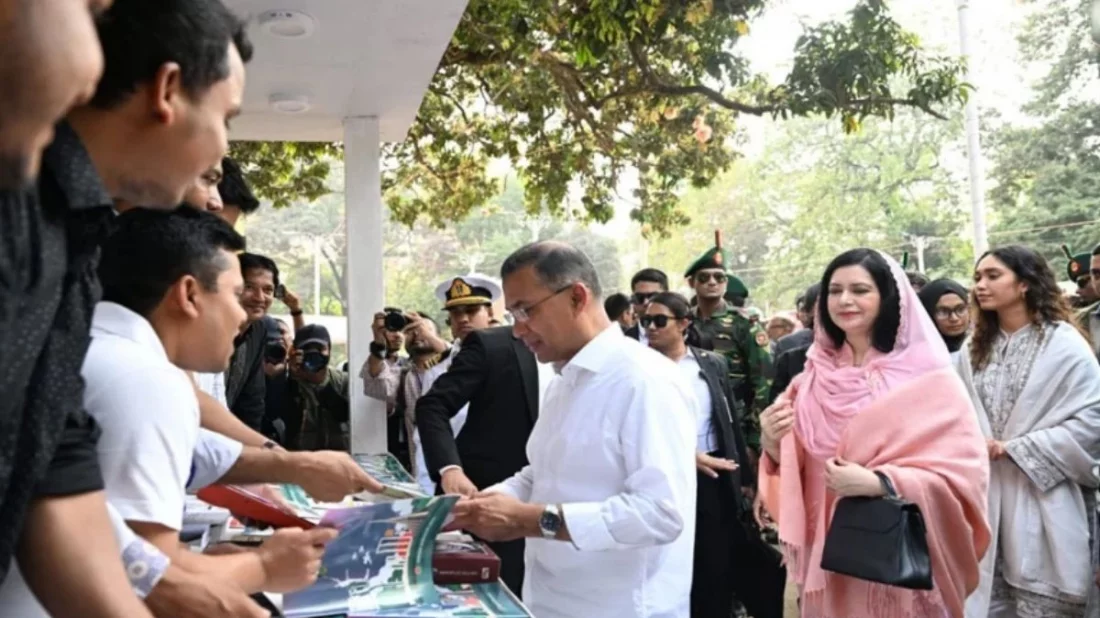 স্ত্রী-কন্যাসহ বইমেলার উদ্বোধন ও স্টল পরিদর্শন করলেন প্রধানমন্ত্রীর