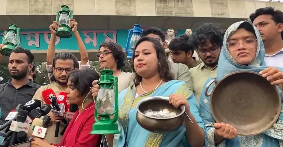 গ্যাস-বিদ্যুৎ সংকটের প্রতিবাদে হারিকেন ও হাঁড়ি-পাতিল হাতে ঢাবিতে জাতীয় ছাত্রশক্তির বিক্ষোভ
