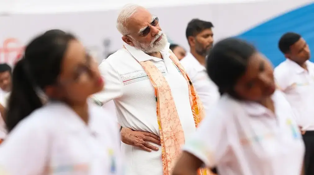 কলকাতায় রাস্তা বন্ধ করে মোদির যোগব্যায়াম, বিতর্কে রেড রোডের আয়োজন