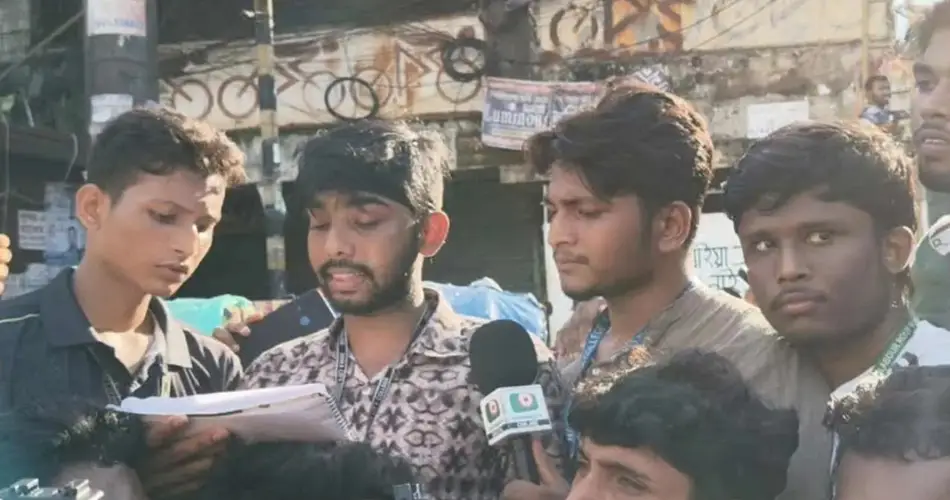 শিক্ষামন্ত্রীর পদত্যাগে সন্ধ্যা ৬টা পর্যন্ত আল্টিমেটাম, তিন দফা দাবিতে সায়েন্সল্যাবে শিক্ষার্থীদের অবস্থান
