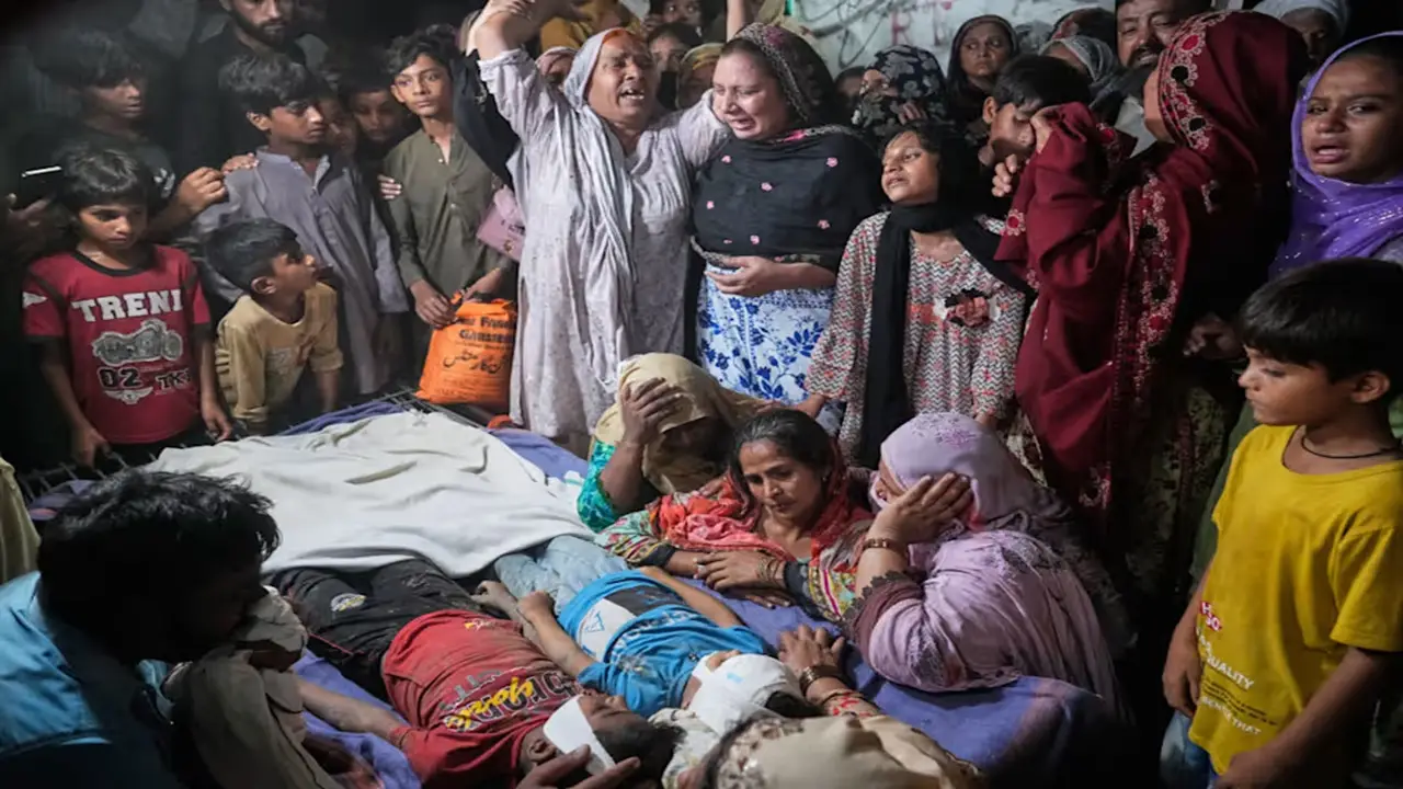 লাহোরে কোচিং সেন্টারের ছাদ ধসে ১৪ শিশুর মৃত্যু
