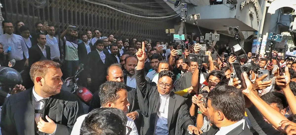 ঢাকার আদালতে ‘জয় বাংলা’ স্লোগান ঘিরে উত্তেজনা, মুখোমুখি আওয়ামী ও বিএনপিপন্থি আইনজীবীরা