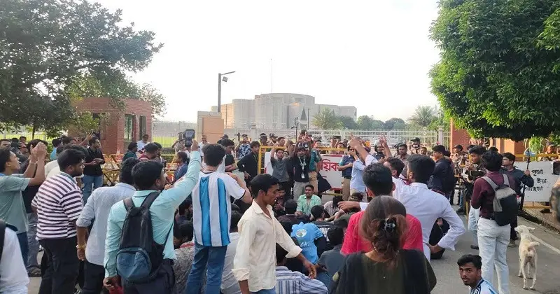 শিক্ষামন্ত্রীর পদত্যাগের দাবিতে জাতীয় সংসদ ভবনের সামনে বিক্ষোভ
