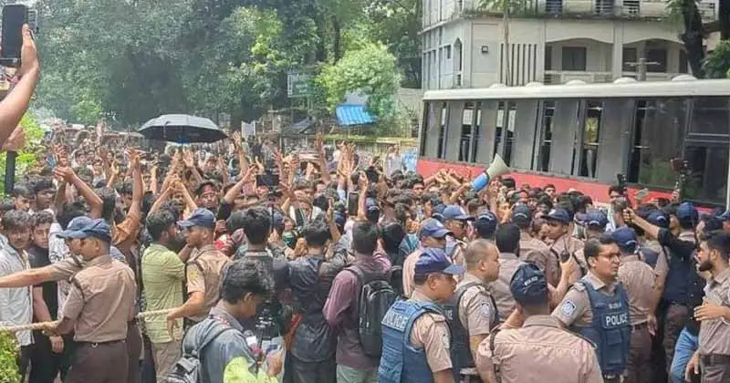 শিক্ষামন্ত্রীর পদত্যাগের দাবিতে ঢাবিতে এইচএসসি পরীক্ষার্থীদের বিক্ষোভ
