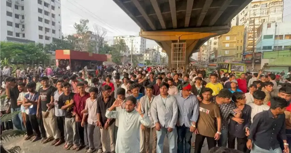 চট্টগ্রাম শিক্ষা বোর্ডে বিক্ষোভ: গেট খুলে নেওয়ার পর শিক্ষামন্ত্রীর ‘গায়েবানা জানাজা’ পড়লেন পরীক্ষার্থীরা