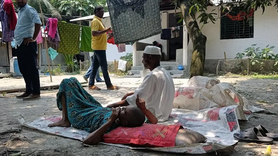 ১০ সন্তান থাকতেও গাছতলায় আশ্রয় বৃদ্ধ দম্পতির