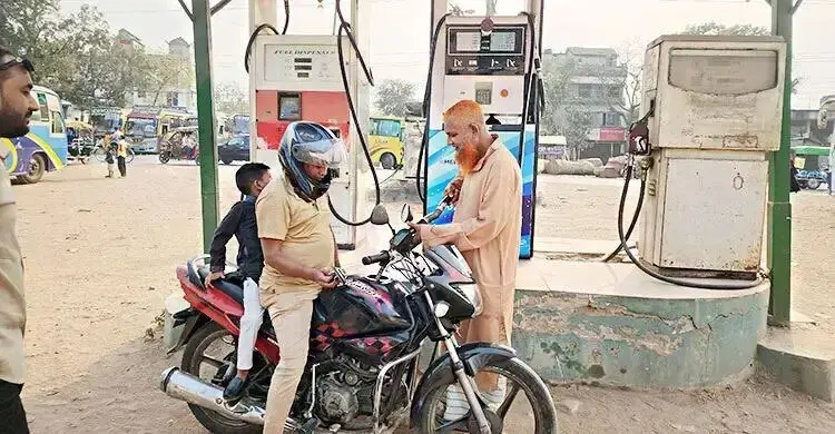 ঝিনাইদহের ফিলিং স্টেশনগুলোতে বদলে গেছে চিত্র, কমেছে জ্বালানি বিক্রি