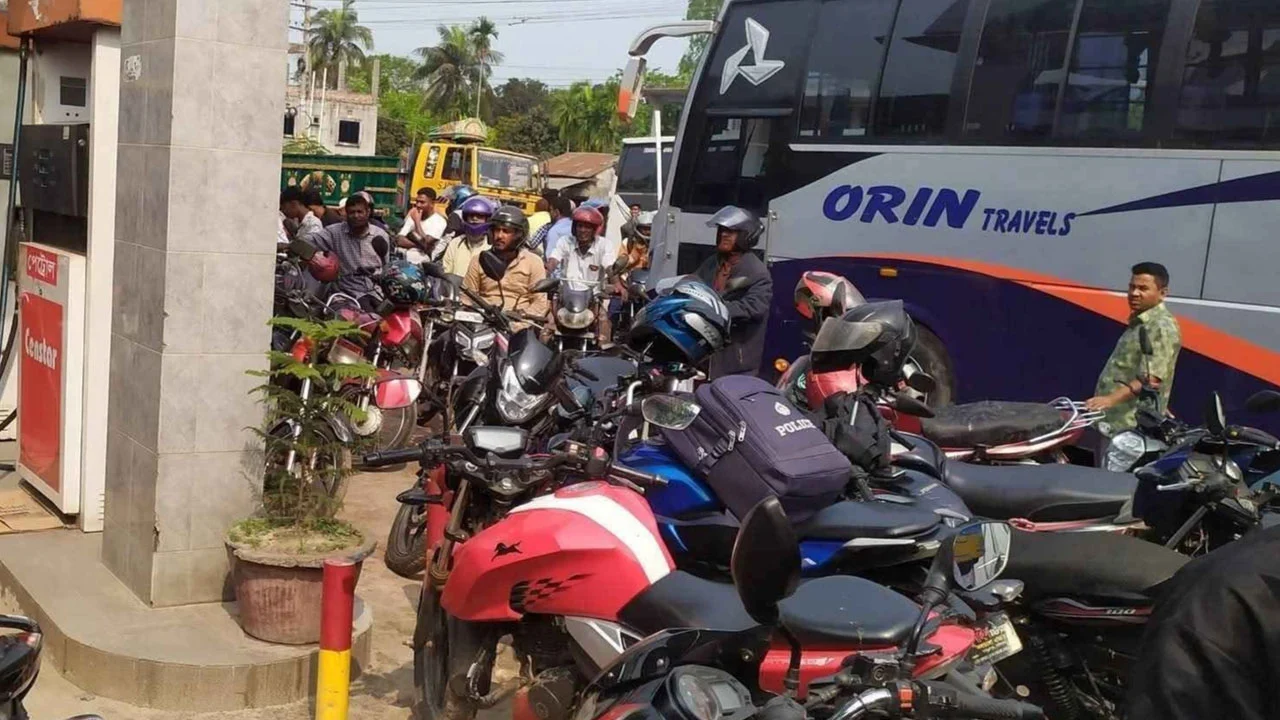 তেলের লাইনে অপেক্ষা করে ইউএনও’র গাড়িতে জ্বালানি নেওয়া নিয়ে ক্ষোভ