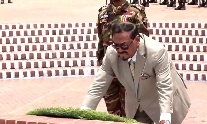 ভারপ্রাপ্ত রাষ্ট্রপতি হিসেবে দায়িত্ব গ্রহণের পর জাতীয় স্মৃতিসৌধে শ্রদ্ধা জানালেন হাফিজ উদ্দিন আহমদ