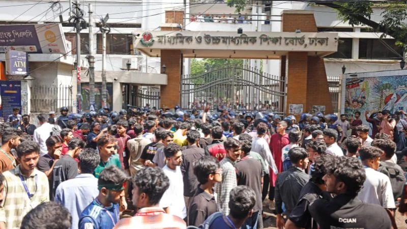 পরীক্ষা স্থগিতের দাবিতে উত্তরা থেকে সচিবালয় অভিমুখে শিক্ষার্থীদের লংমার্চ
