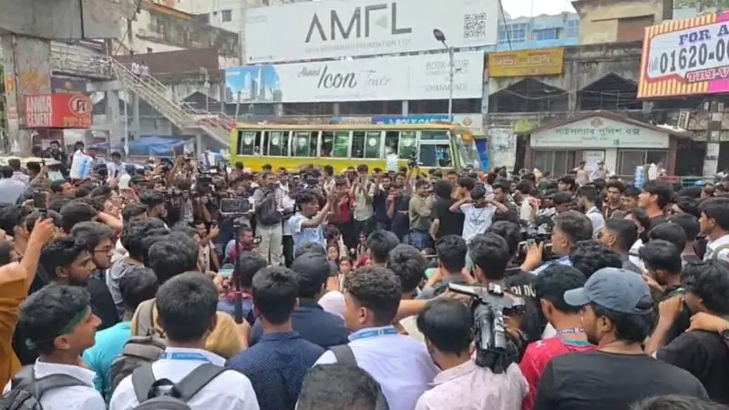 সায়েন্স ল্যাব মোড় অবরোধ করে শিক্ষার্থীদের বিক্ষোভ, শিক্ষা মন্ত্রণালয় অভিমুখে লংমার্চের প্রস্তুতি