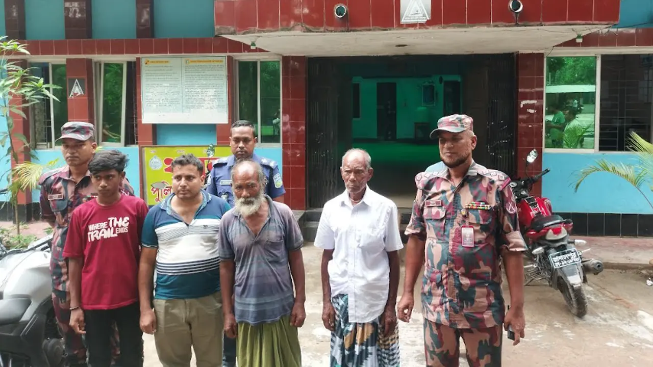 বিএসএফের পুশইন করা ষষ্ঠী চন্দ্র বর্মনকে পরিবারের কাছে হস্তান্তর