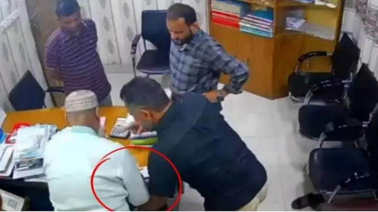 অন্ডকোষ চেপে ধরে স্ট্যাম্প ও চেকে স্বাক্ষর নেওয়ার ঘটনায় গ্রেপ্তার ২