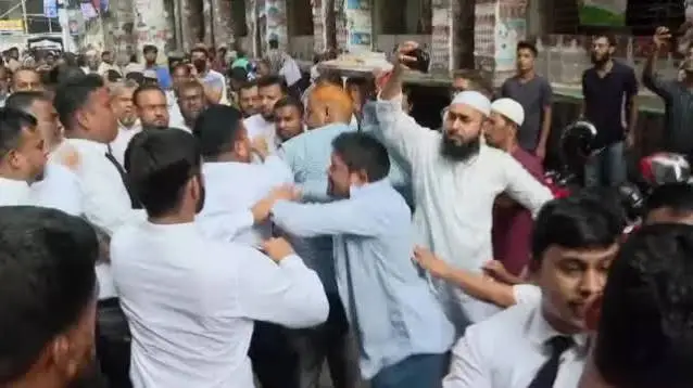 সিএমএম আদালতে জামায়াত-বিএনপিপন্থি আইনজীবীদের হাতাহাতি