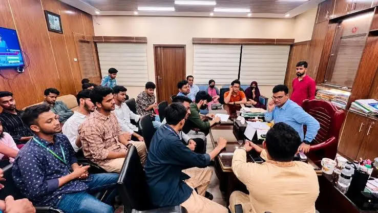 নরসিংদীতে ৫ দফা দাবিতে জেলা প্রশাসকের কাছে এইচএসসি পরীক্ষার্থীদের স্মারকলিপি