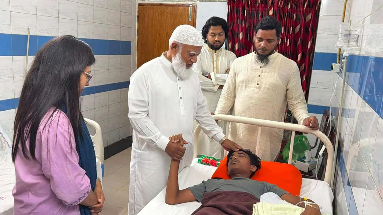 চোখ হারানো আলিফকে হাসপাতালে দেখতে গেলেন জামায়াত আমির ডা. শফিকুর রহমান