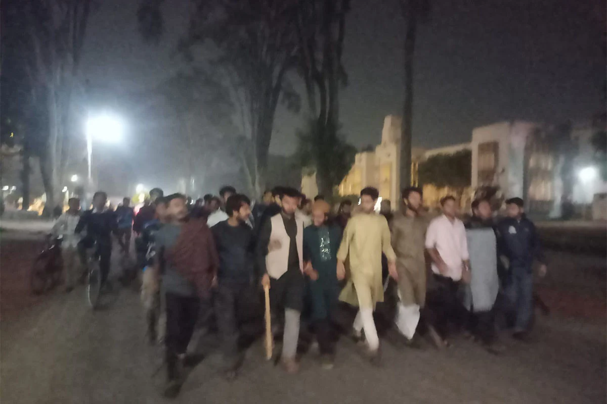 ছাত্রলীগ দেখলেই গণধোলাইয়ের ঘোষণা, লাঠি হাতে রাকসু নেতাদের মহড়া।