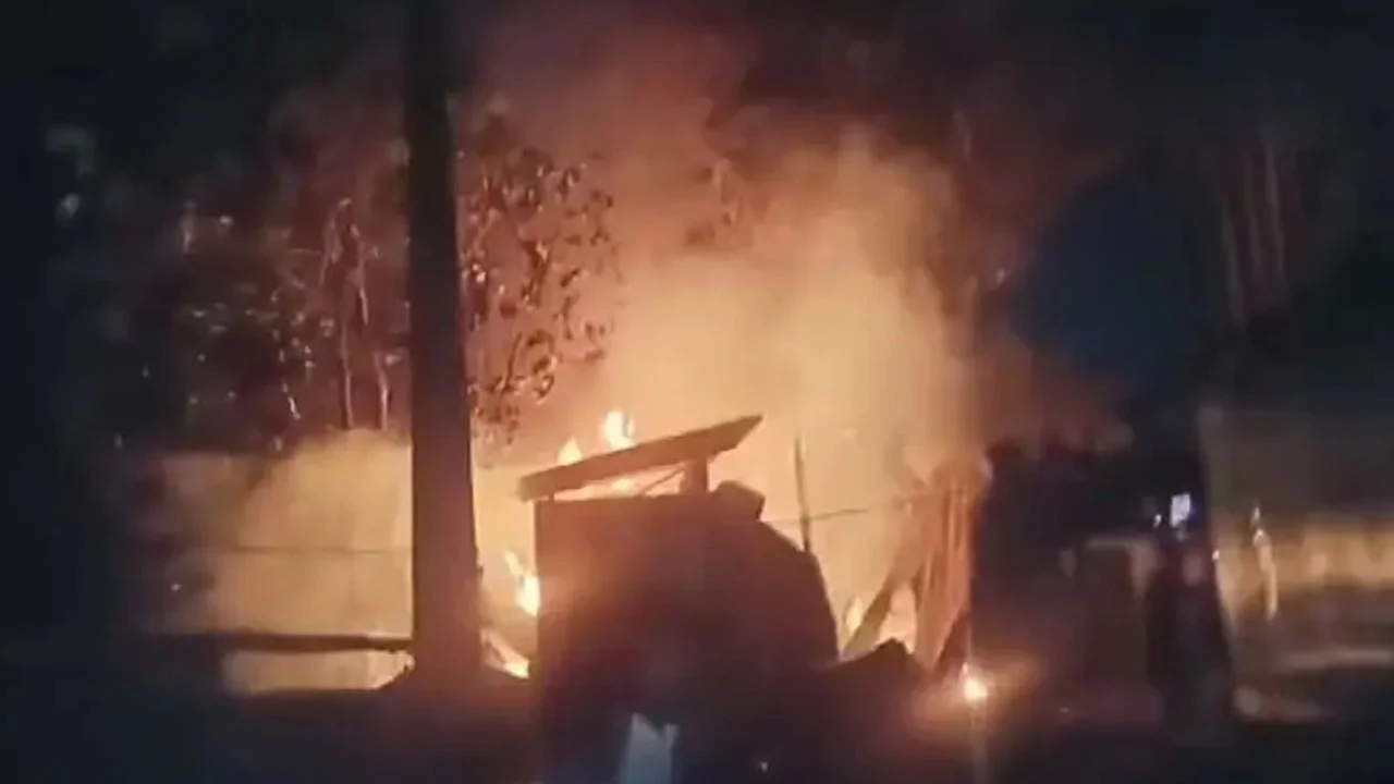 ফেনীতে চাঁদাবাজির প্রতিবাদে ছাত্রদল নেতার বাড়িতে আগুন