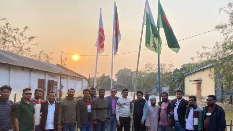 নিষেধাজ্ঞার মধ্যেই পীরগঞ্জে আ.লীগ কার্যালয়ে জাতীয় ও দলীয় পতাকা উত্তোলন
